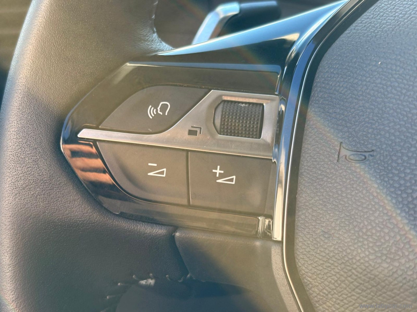 Peugeot 208 Hybrid 110 e-DCS6 Allure - Immagine 22