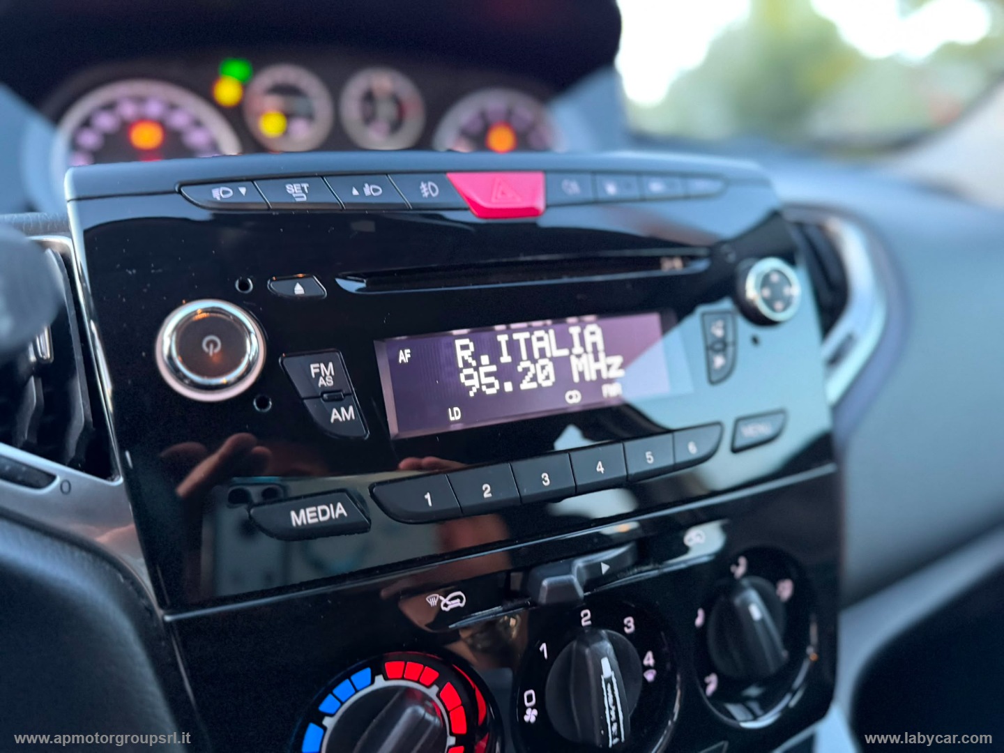 Ypsilon 0.9 T.Air 85CV 5p. Met.Ec. Gold - immagine 22