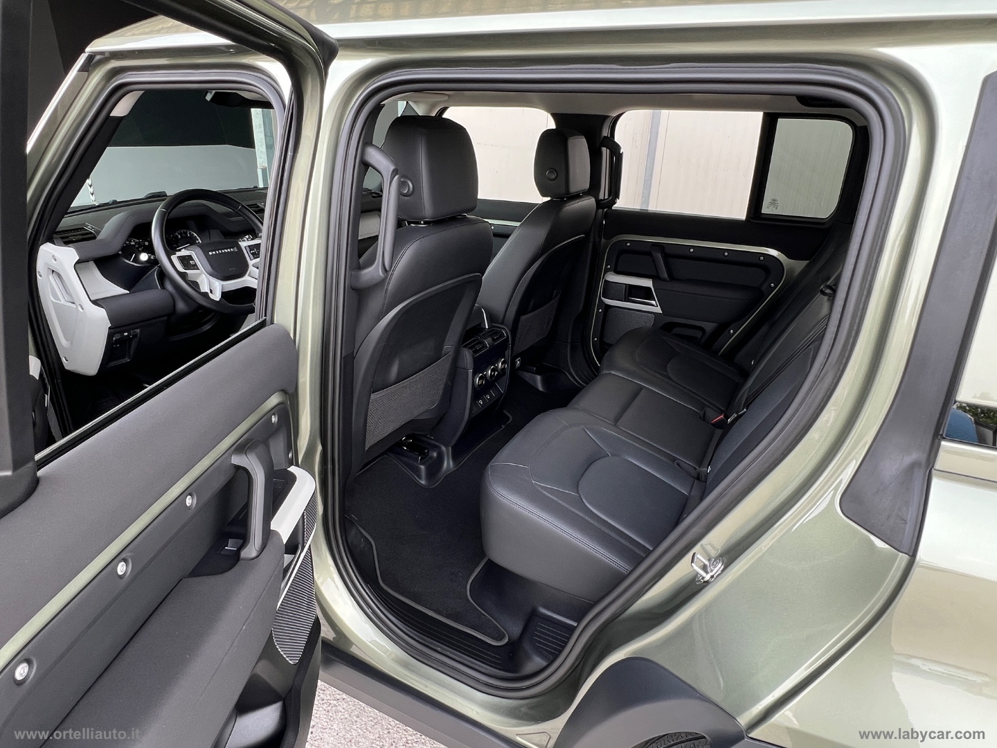 Defender 110 3.0D I6 250 CV AWD Auto SE - immagine 23