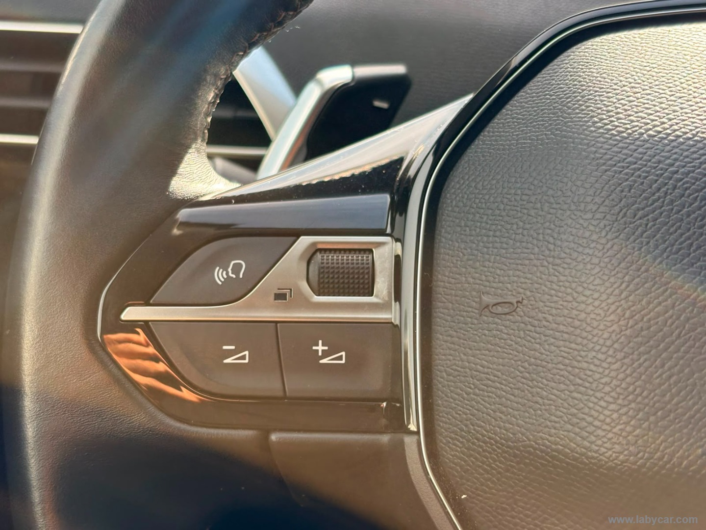 Peugeot 3008 Hybrid 225 e-EAT8 Allure Pack - Immagine 23