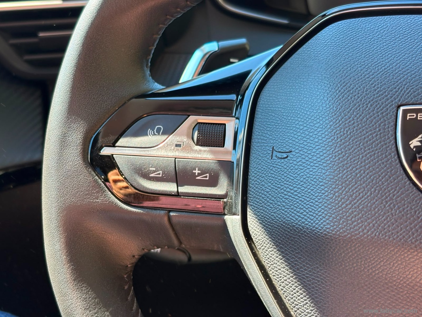 Peugeot 208 Hybrid 110 e-DCS6 Allure - Immagine 23
