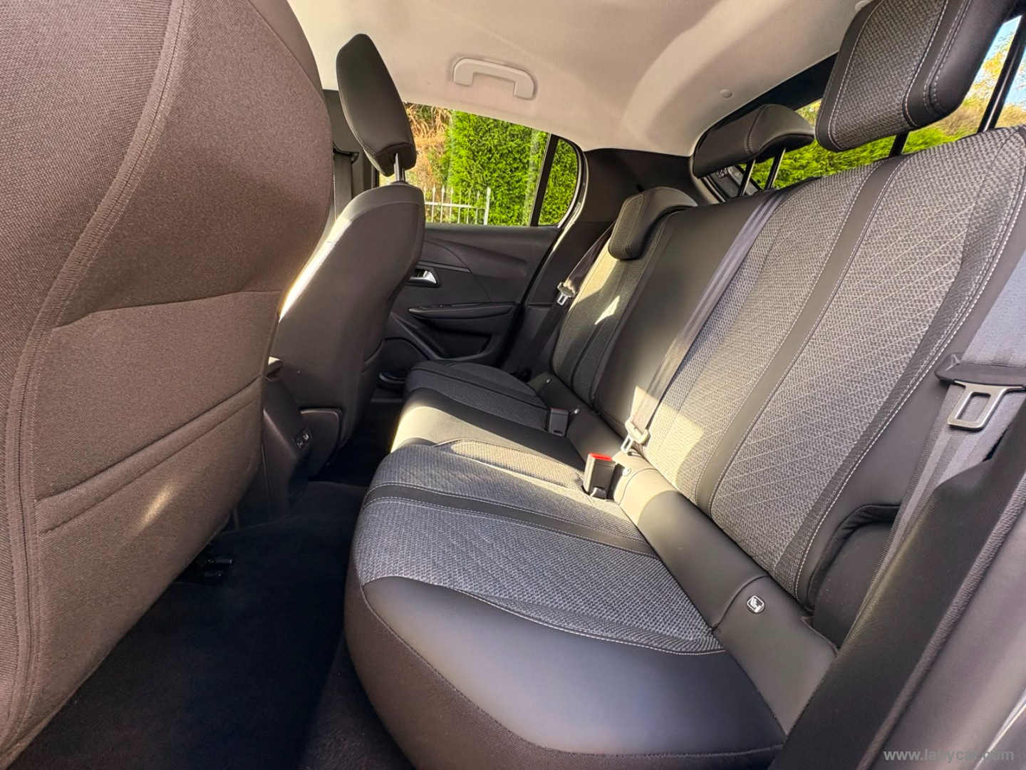 Peugeot 208 Hybrid 110 e-DCS6 Allure - Immagine 23