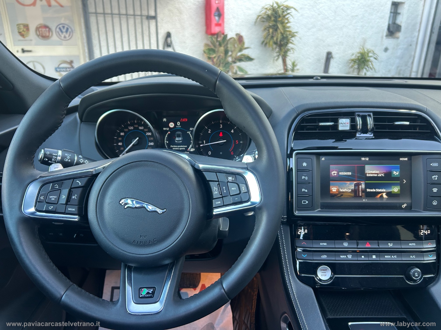 F-Pace 2.0 D 180 CV AWD aut. R-Sport - immagine 23