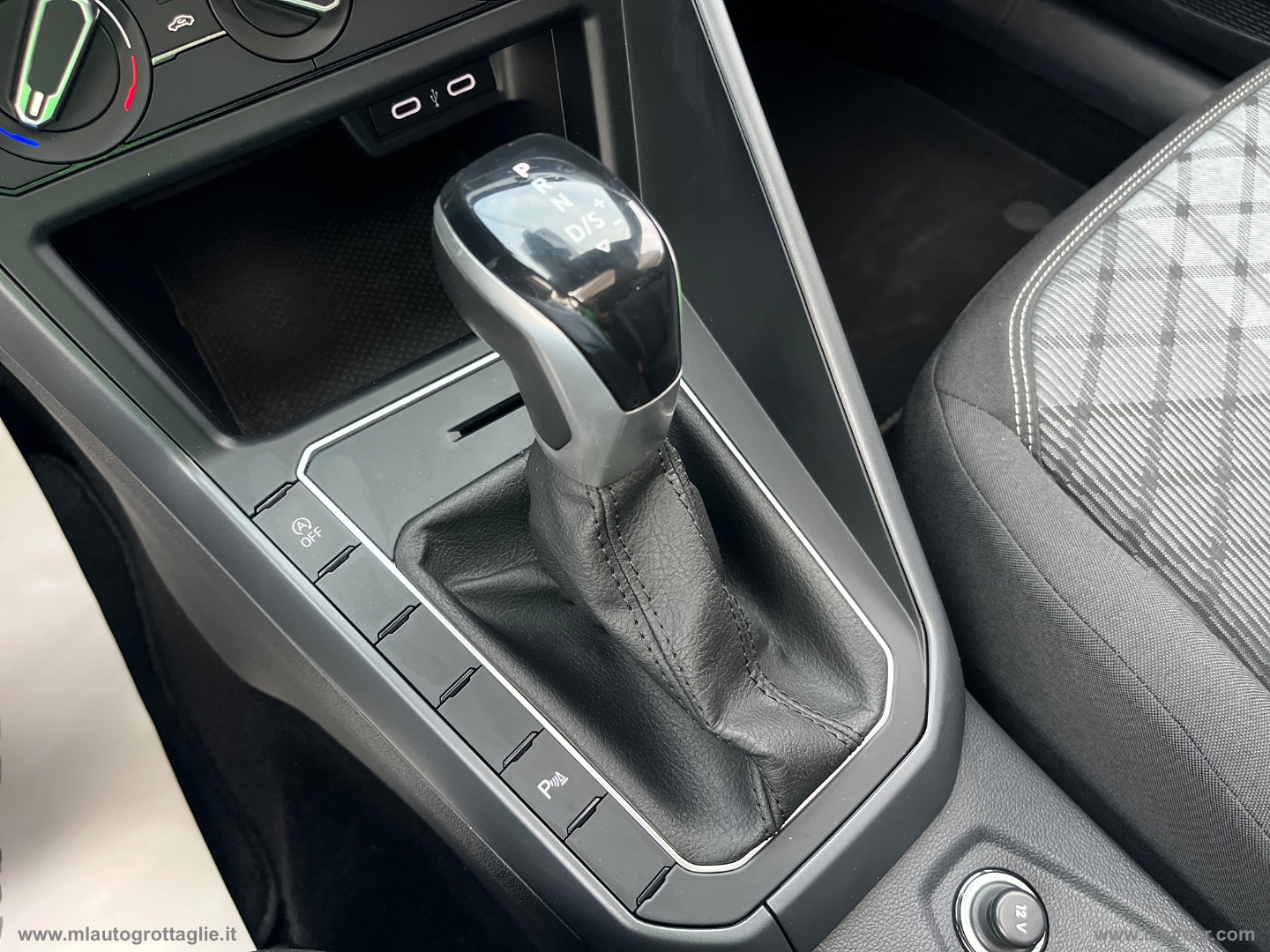 Taigo 1.0 TSI 110 CV DSG R-Line -TETTO - immagine 23