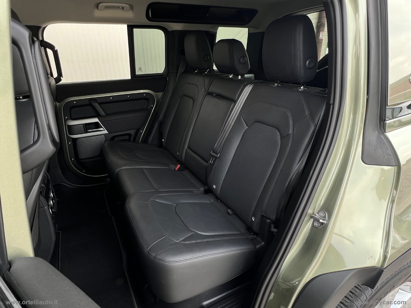 Defender 110 3.0D I6 250 CV AWD Auto SE - immagine 24