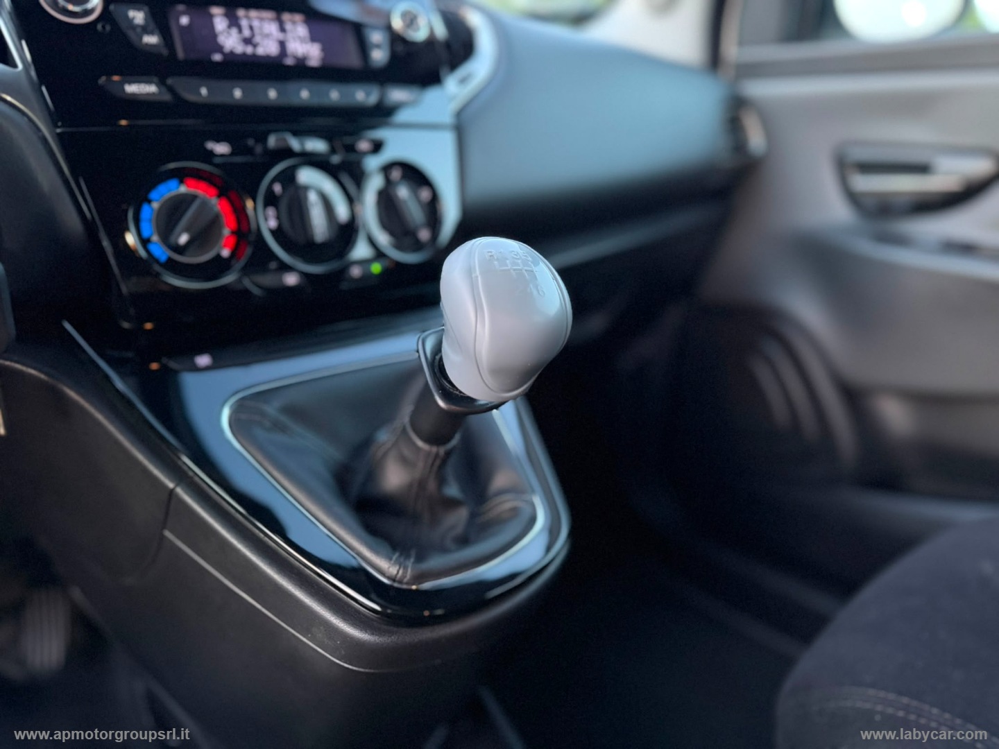 Ypsilon 0.9 T.Air 85CV 5p. Met.Ec. Gold - immagine 24