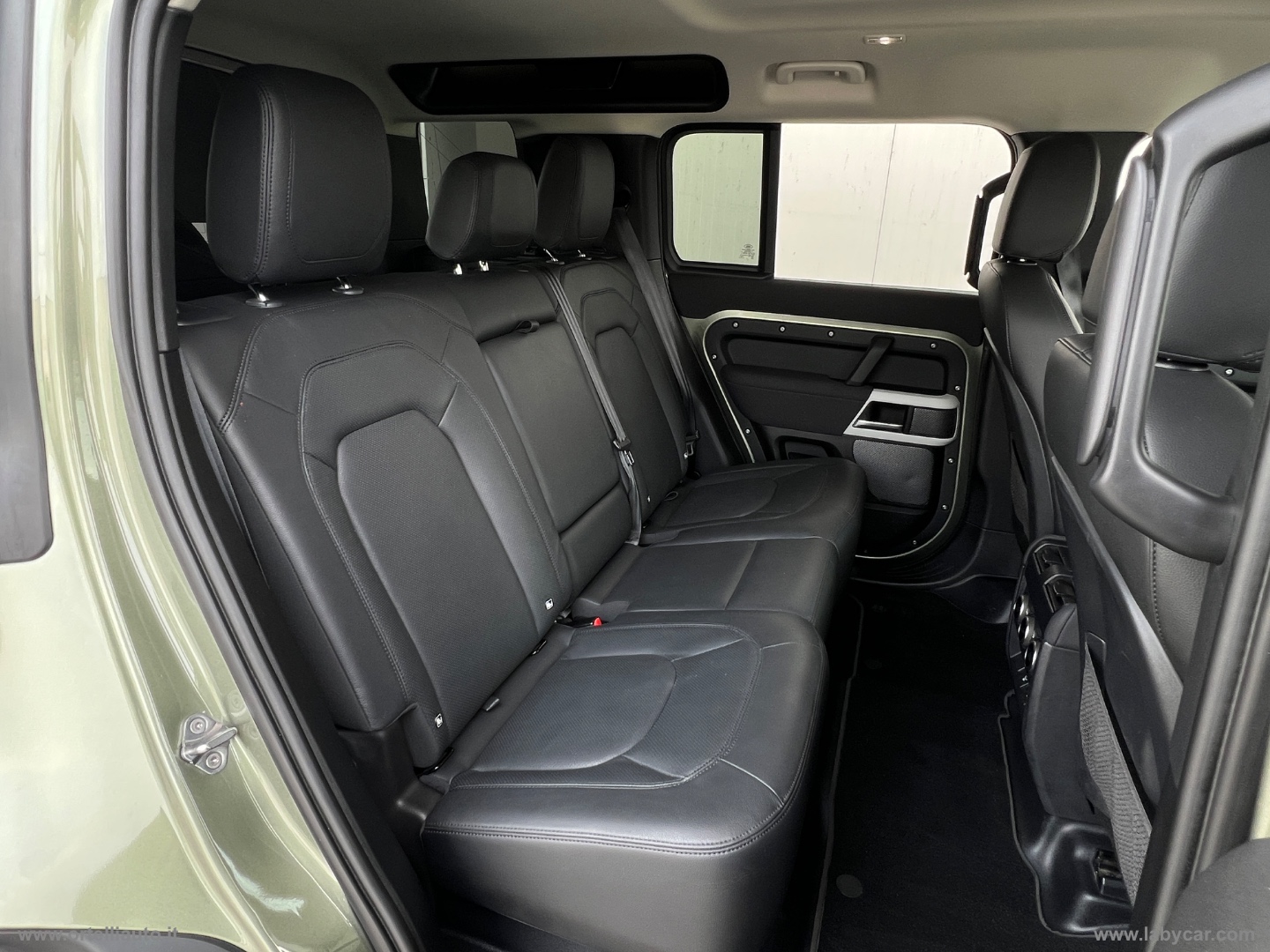 Defender 110 3.0D I6 250 CV AWD Auto SE - immagine 25