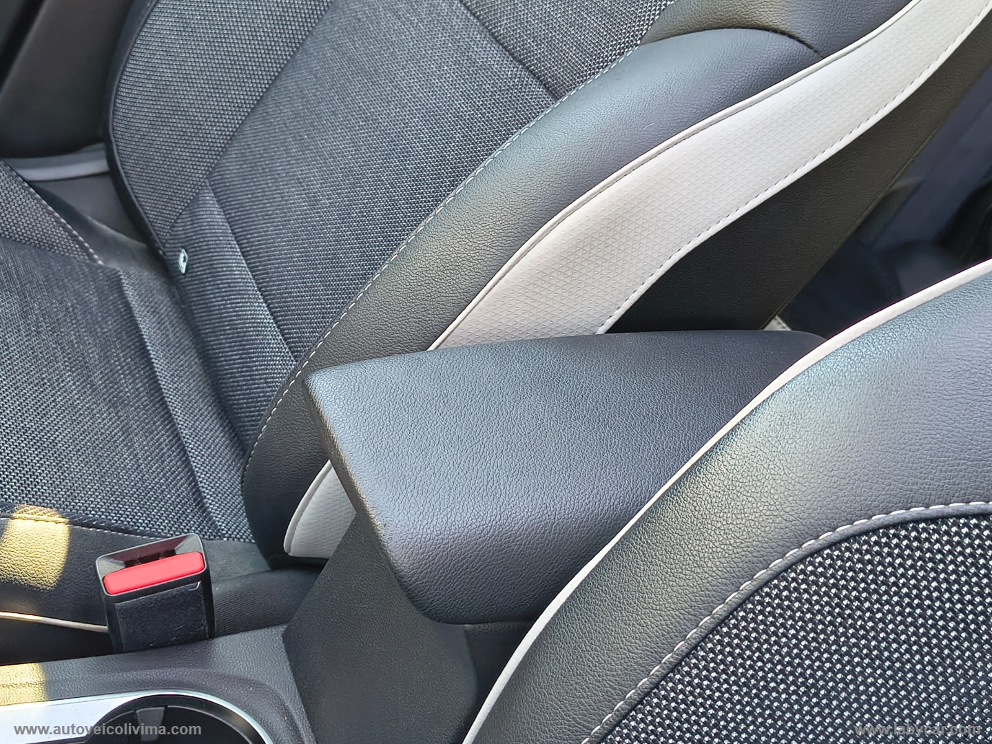 Captur TCe 100 CV GPL Techno TETTO APRIBILE - immagine 25