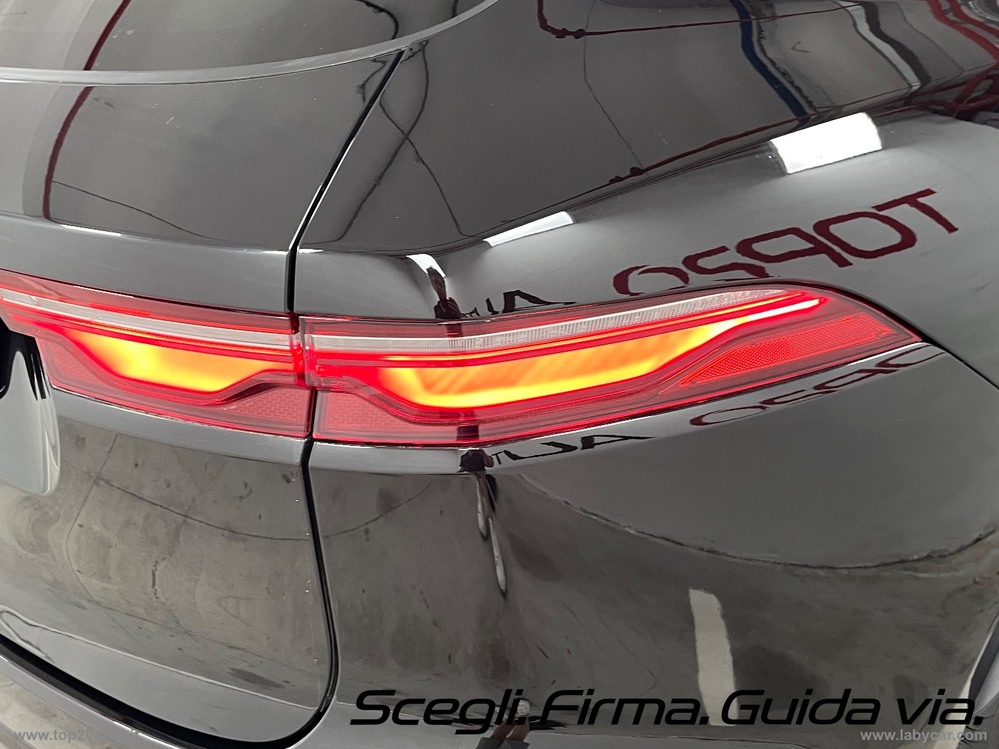 F-Pace 2.0 250 CV AWD aut. R-Dyn. Black EDITION - immagine 25