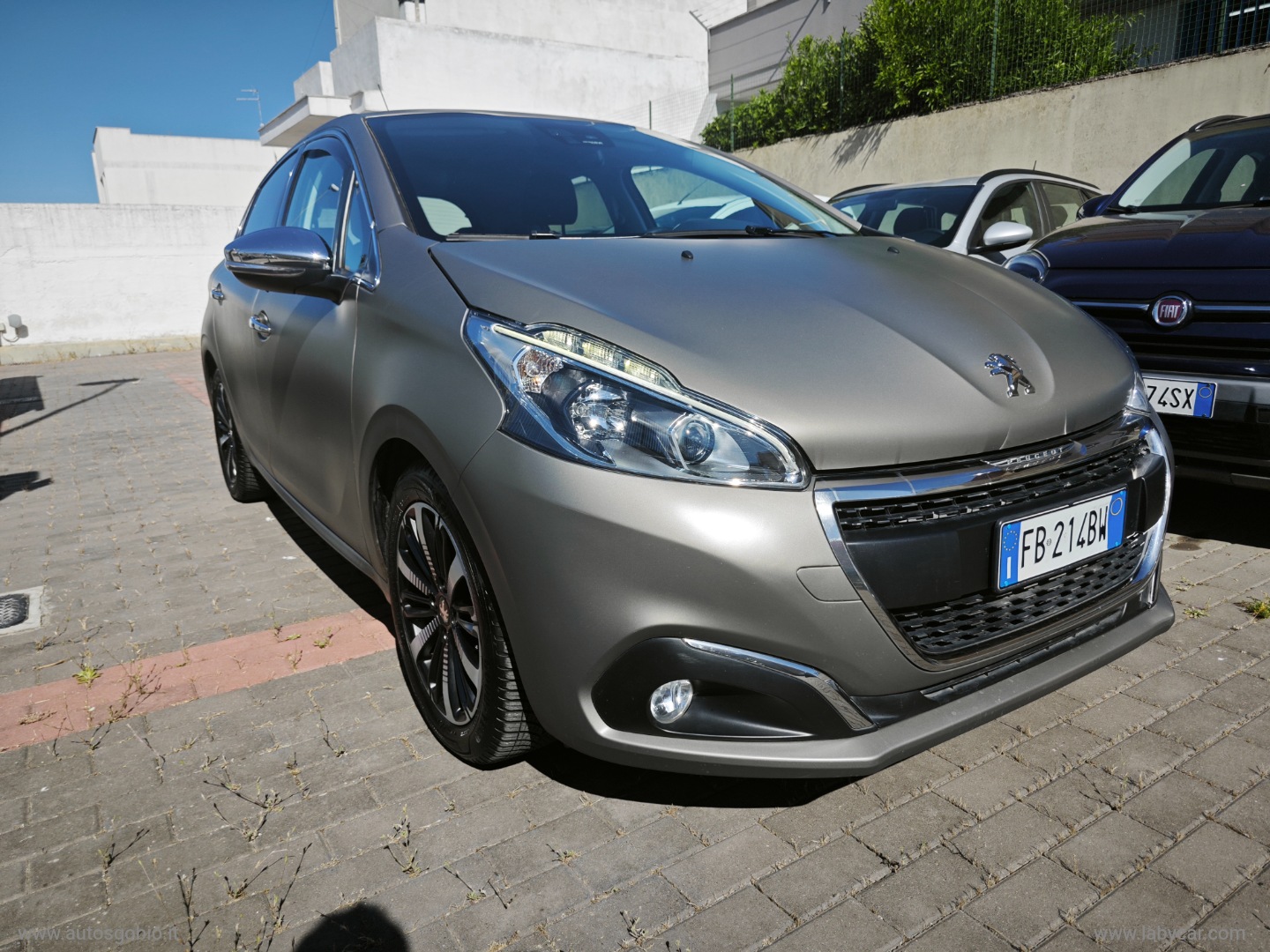 PEUGEOT 208