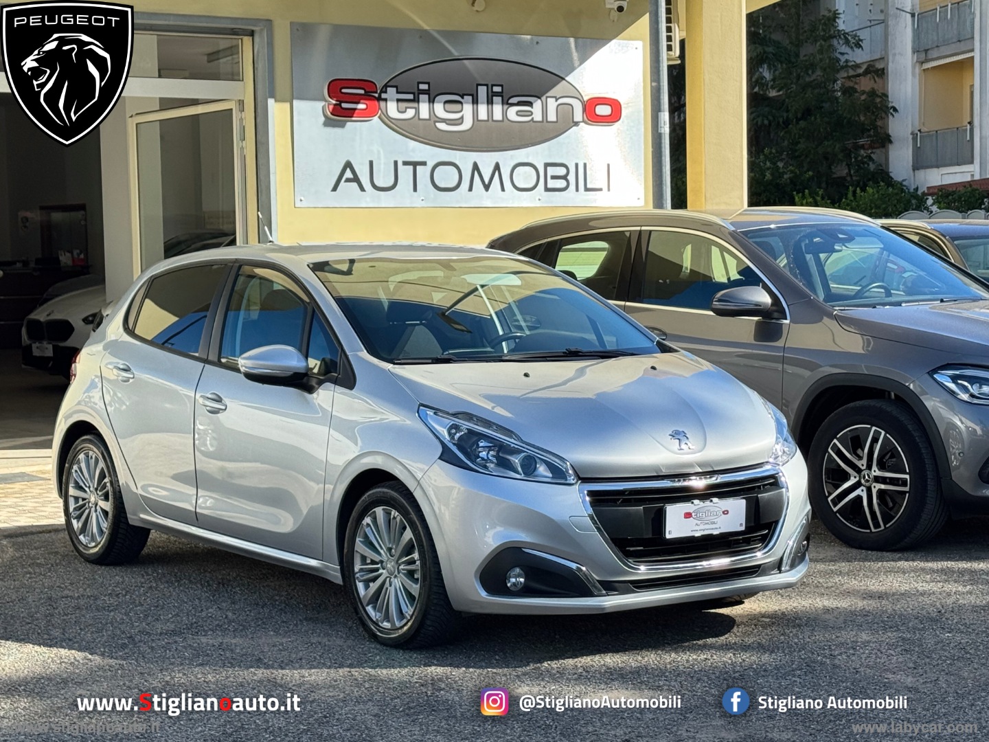 PEUGEOT 208