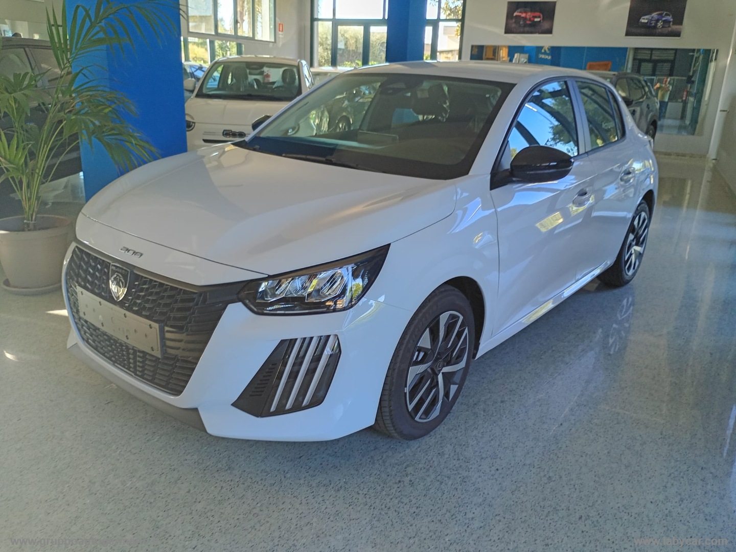 PEUGEOT 208