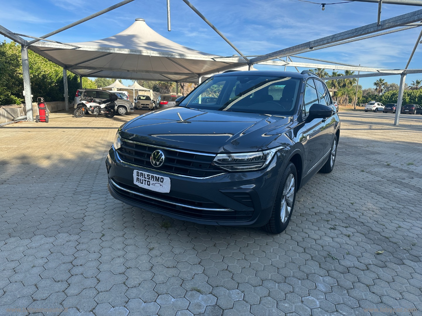 VOLKSWAGEN Tiguan