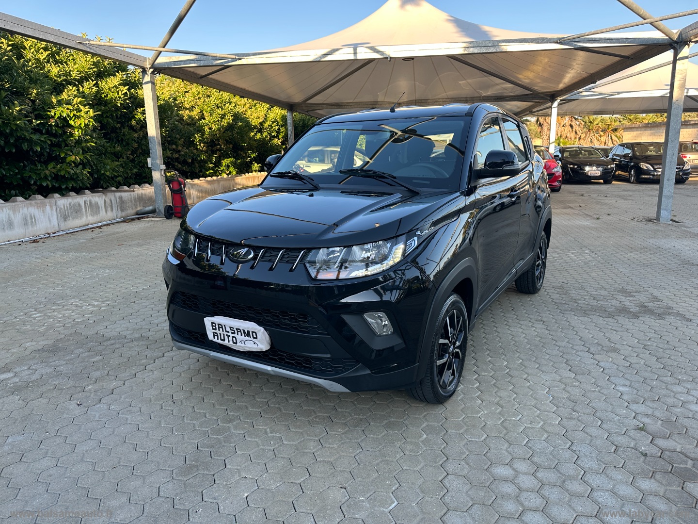 MAHINDRA KUV100
