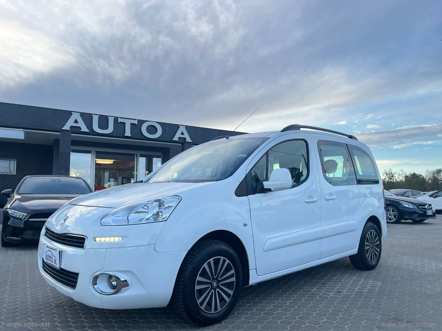 PEUGEOT Partner Tepee 1.6 e-HDi 92 Outdoor                                                        