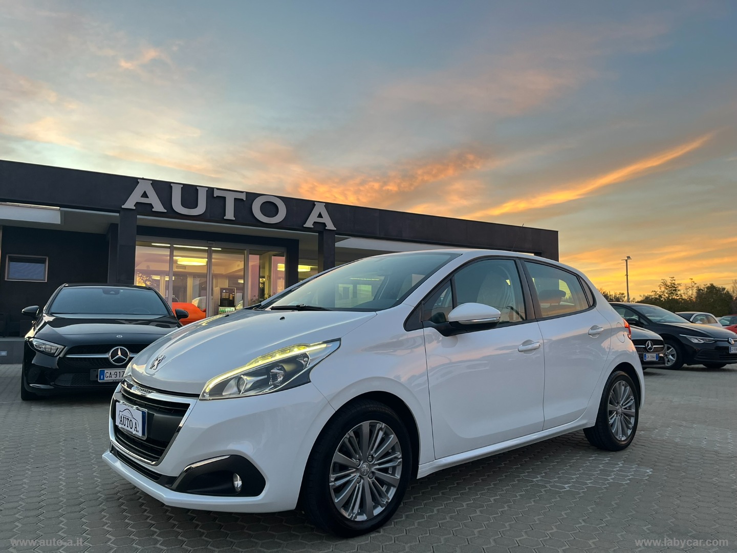 PEUGEOT 208