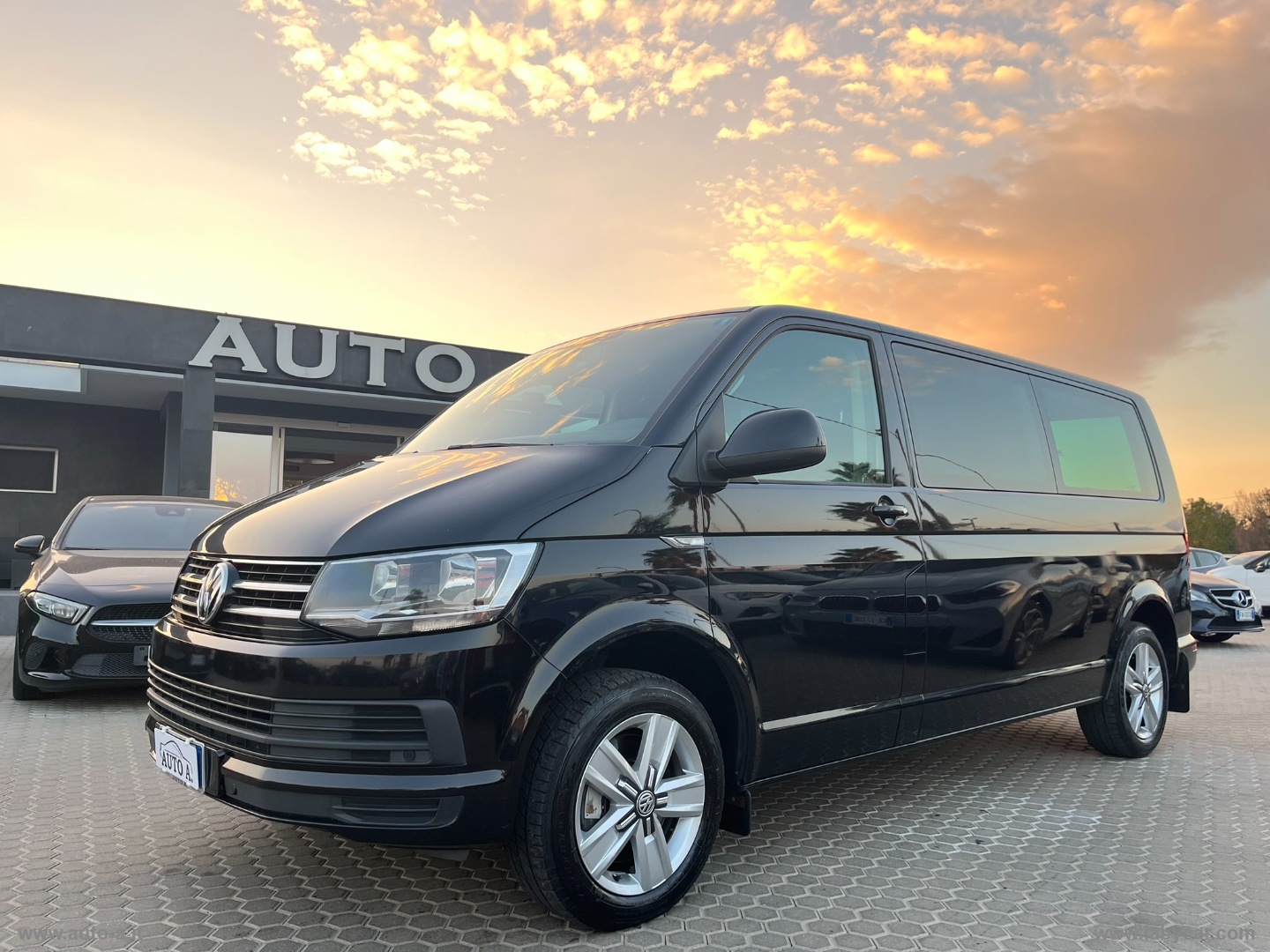 VOLKSWAGEN Caravelle