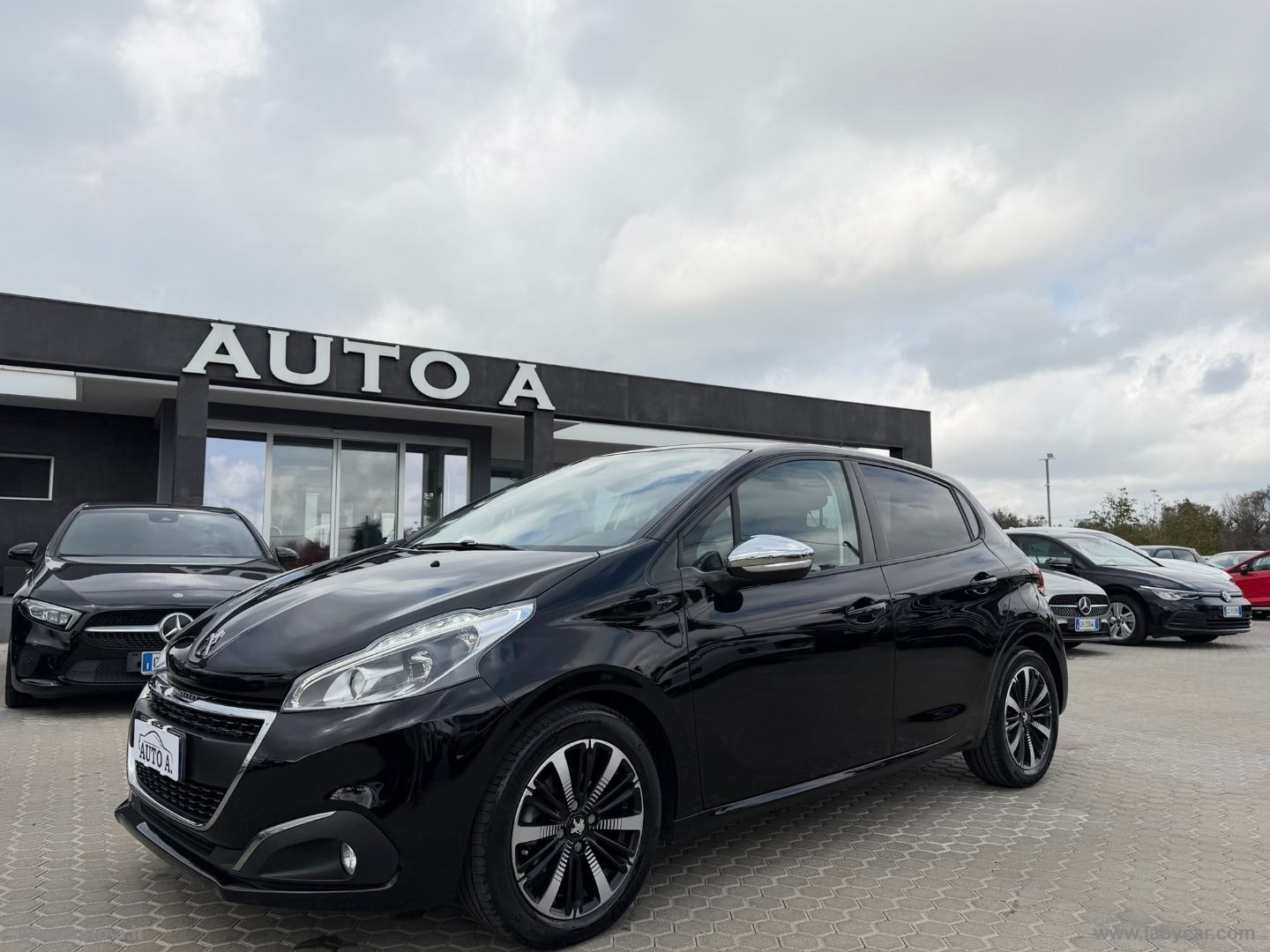 PEUGEOT 208