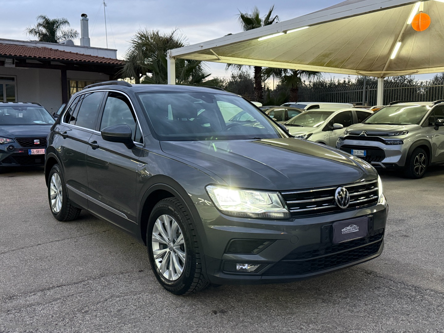 VOLKSWAGEN Tiguan