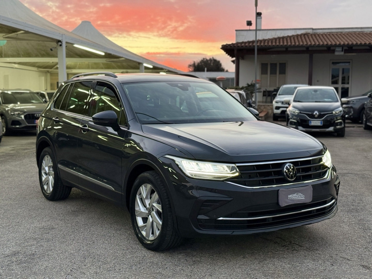 VOLKSWAGEN Tiguan