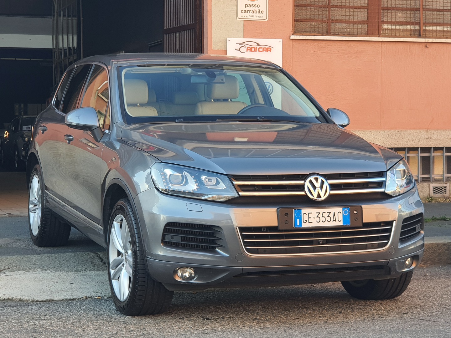 VOLKSWAGEN Touareg