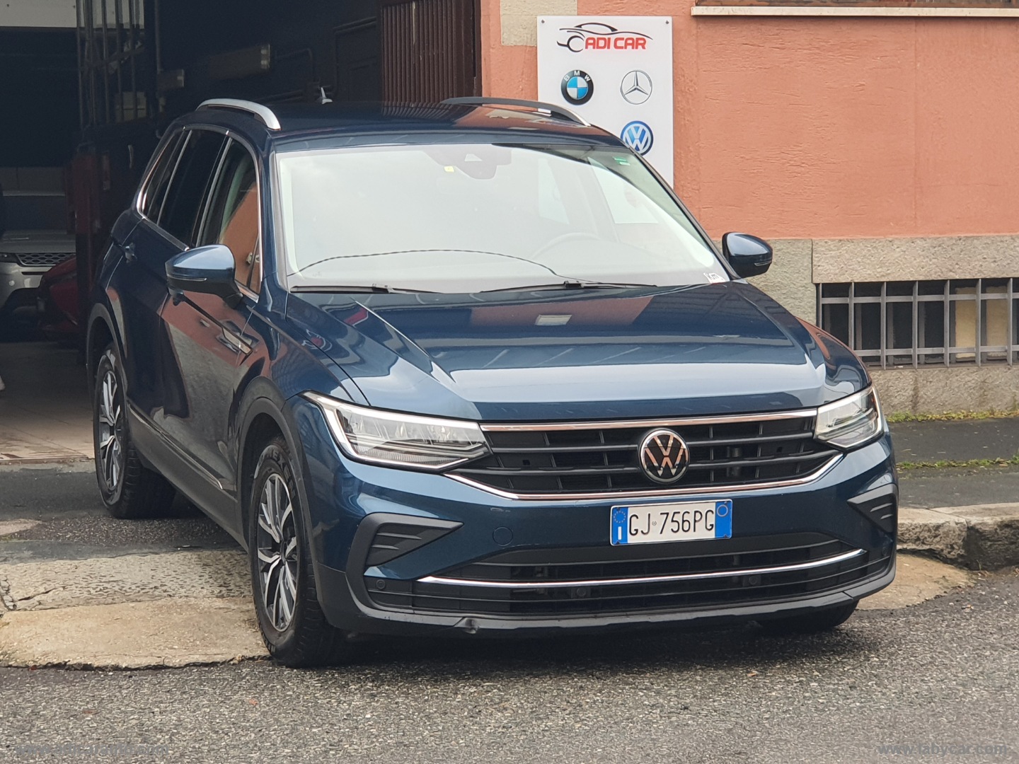 VOLKSWAGEN Tiguan