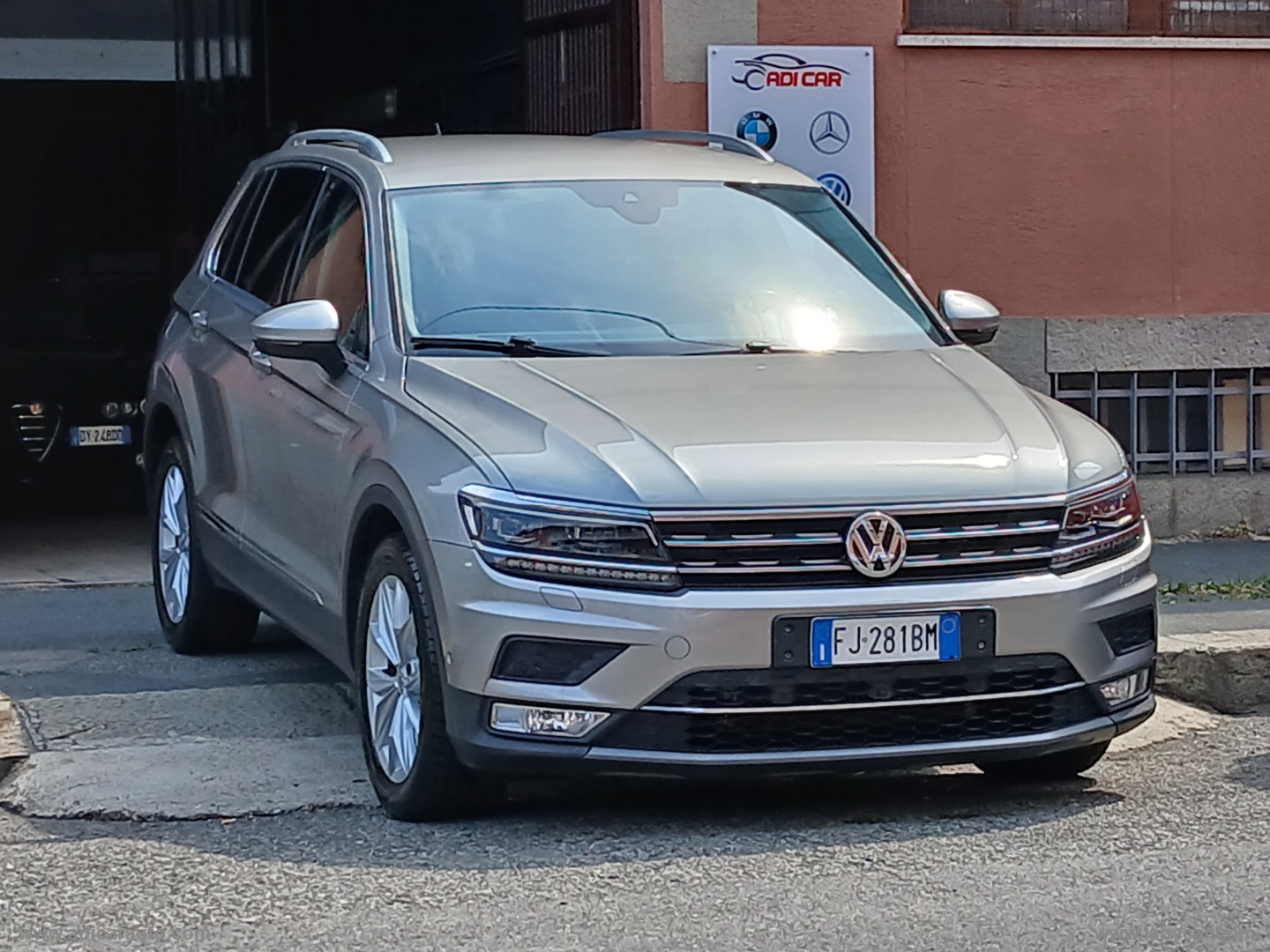 VOLKSWAGEN Tiguan