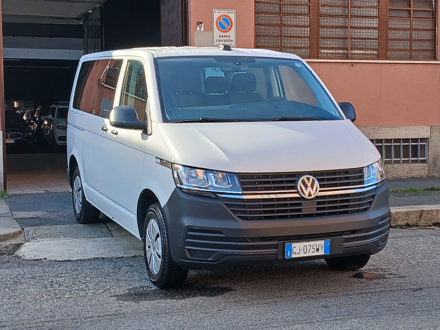 VOLKSWAGEN Caravelle