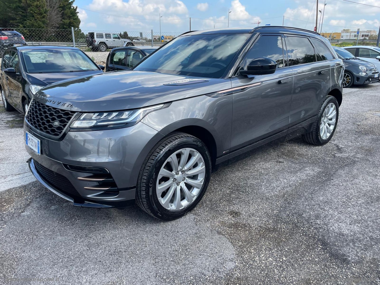RR Velar 2.0D 240 R-Dynamic HSE                                                        