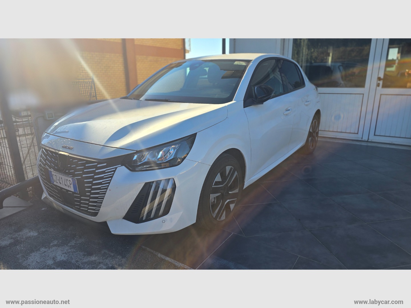 PEUGEOT 208