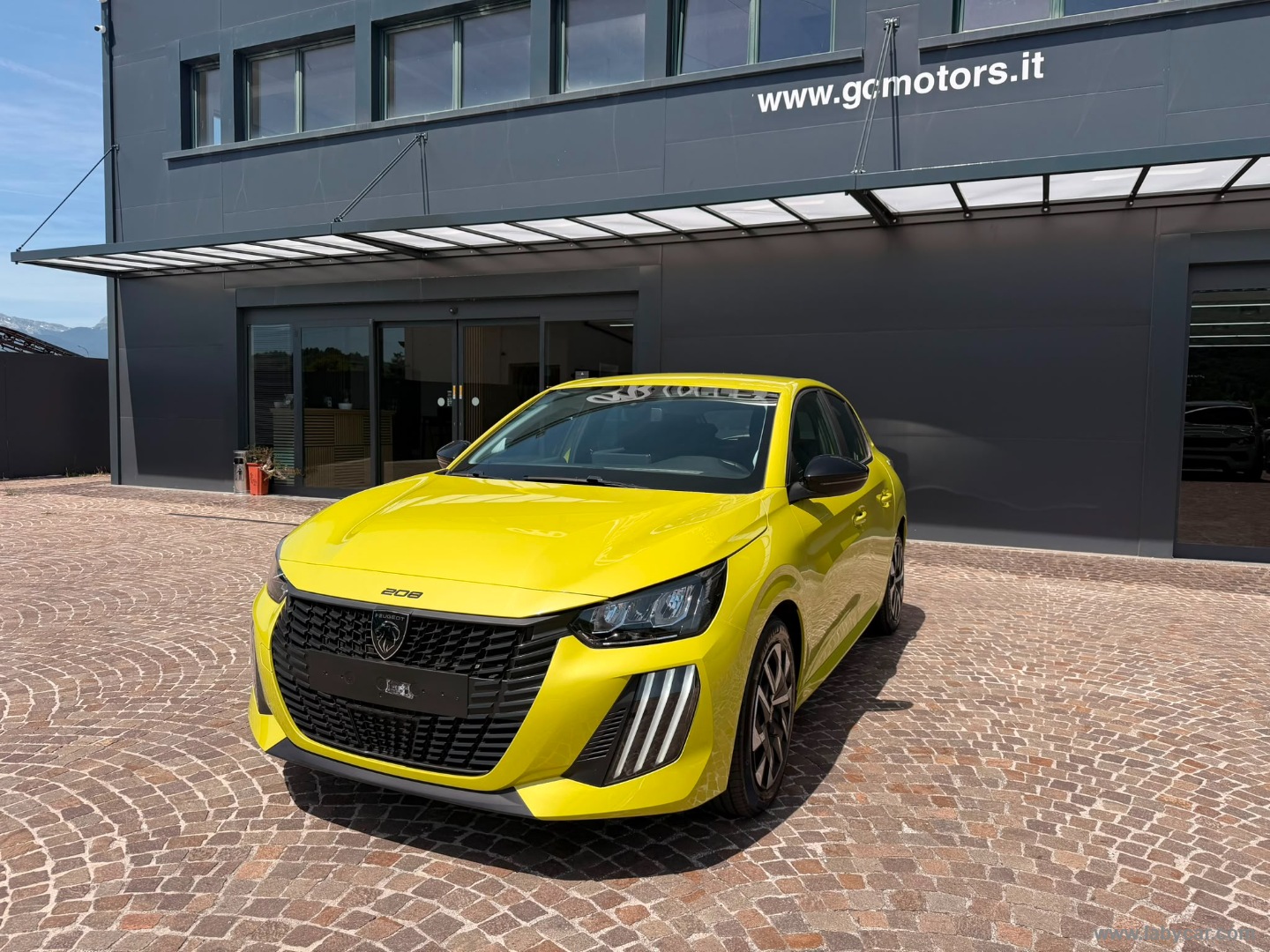 PEUGEOT 208