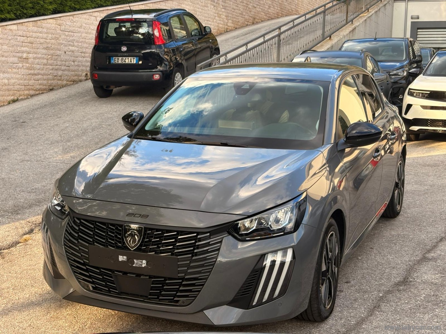 PEUGEOT 208