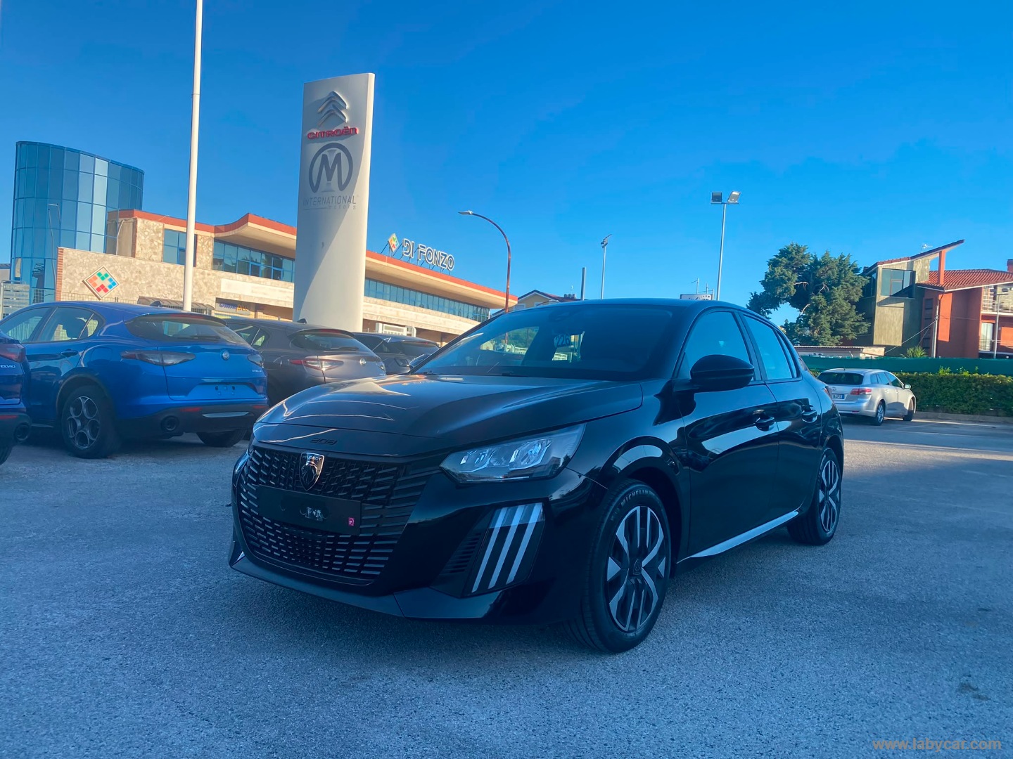 PEUGEOT 208
