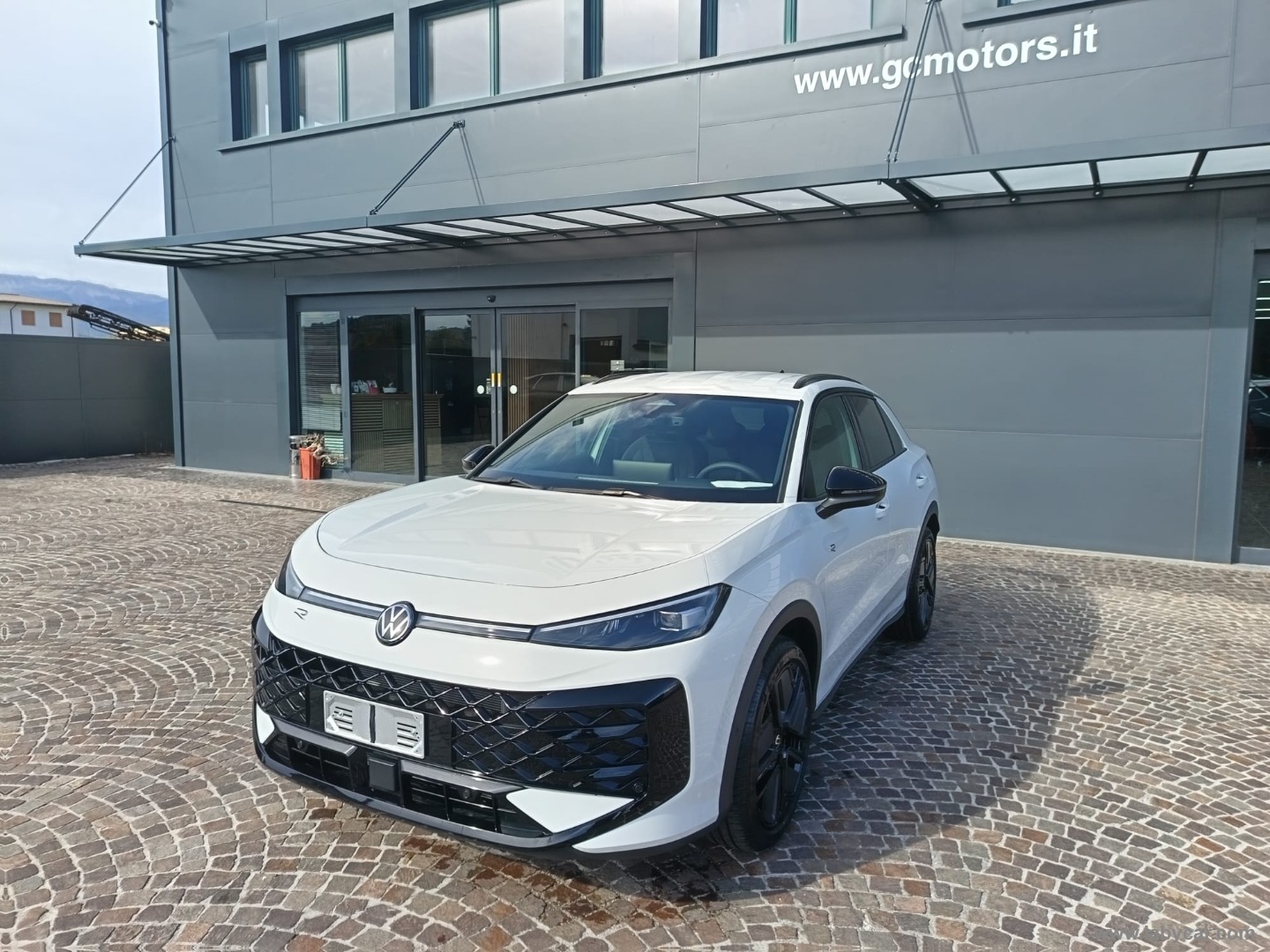 Volkswagen T-Roc 1.5 eTSI ACT 150 CV DSG R-Line - Immagine 1