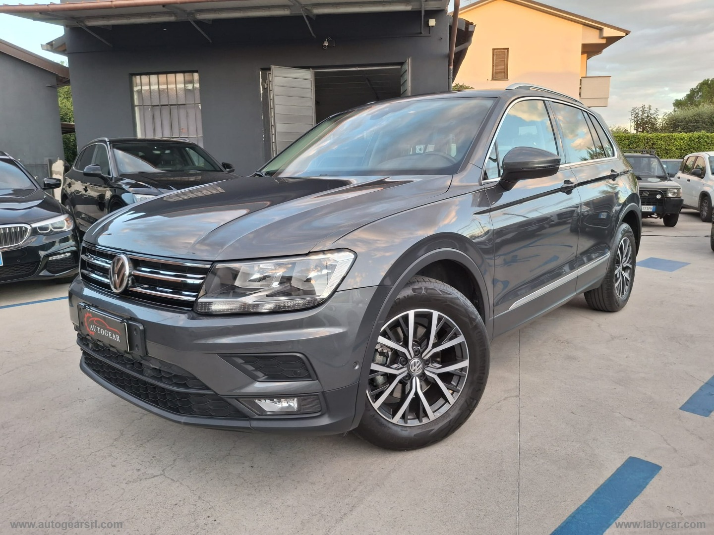 VOLKSWAGEN Tiguan