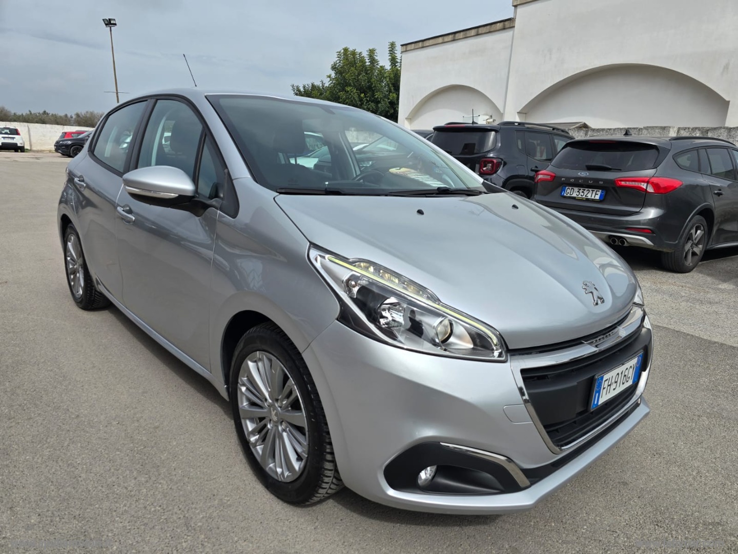 PEUGEOT 208