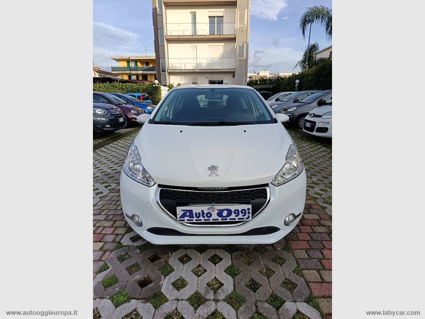 PEUGEOT 208