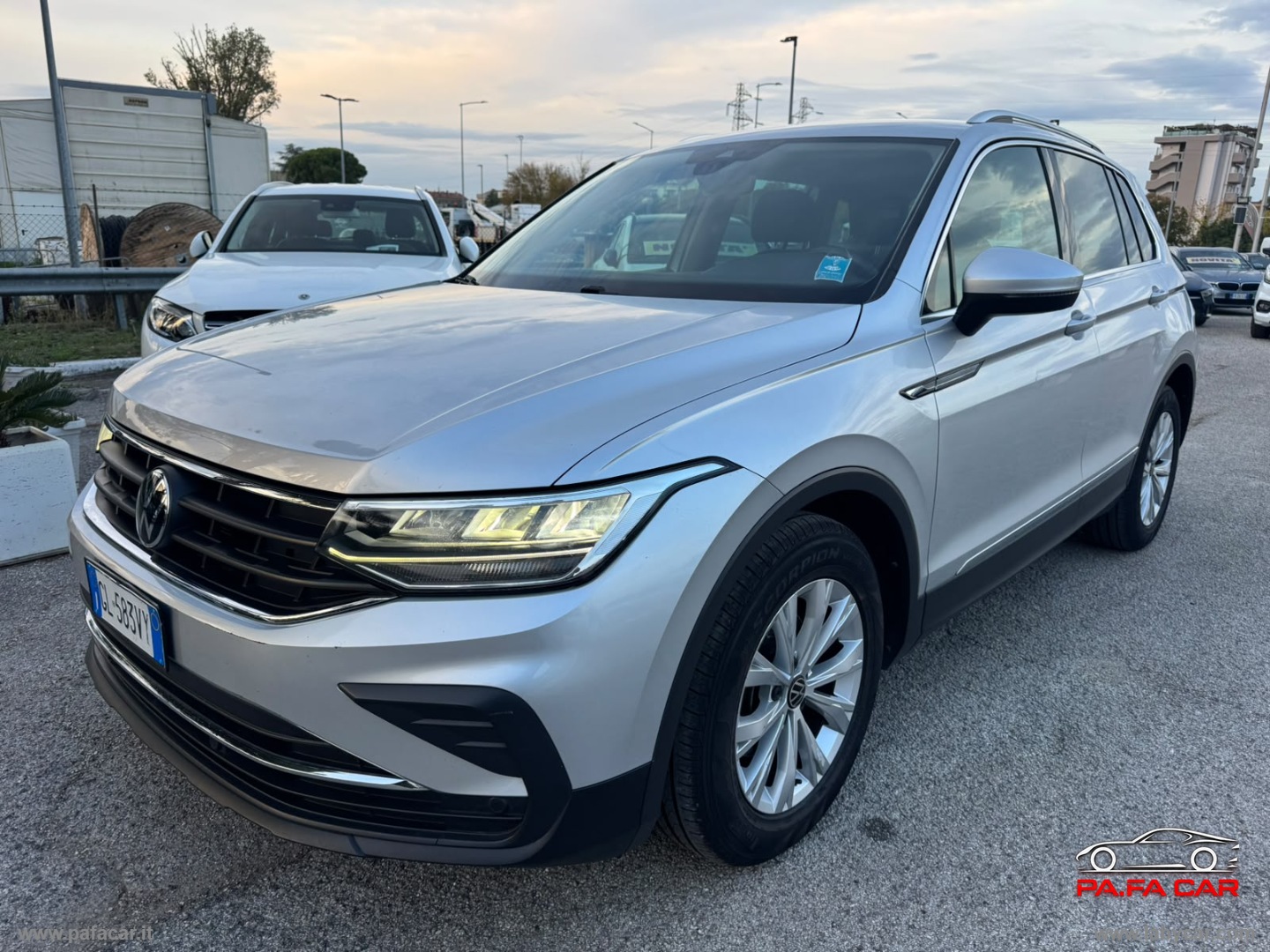 VOLKSWAGEN Tiguan