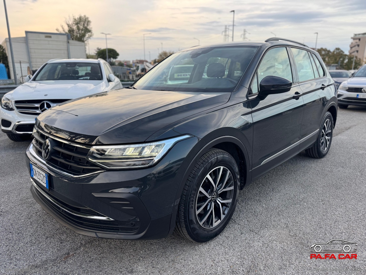 VOLKSWAGEN Tiguan