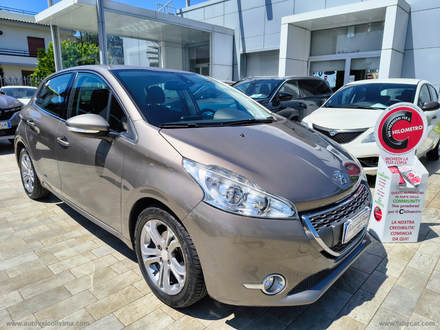 PEUGEOT 208