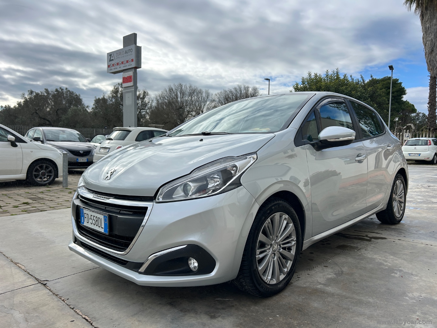 PEUGEOT 208