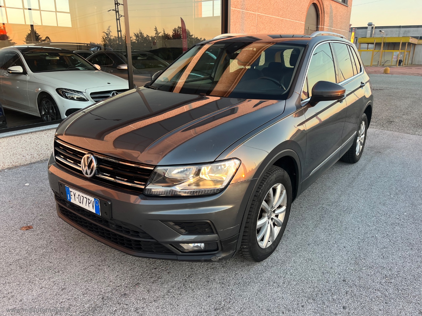 VOLKSWAGEN Tiguan