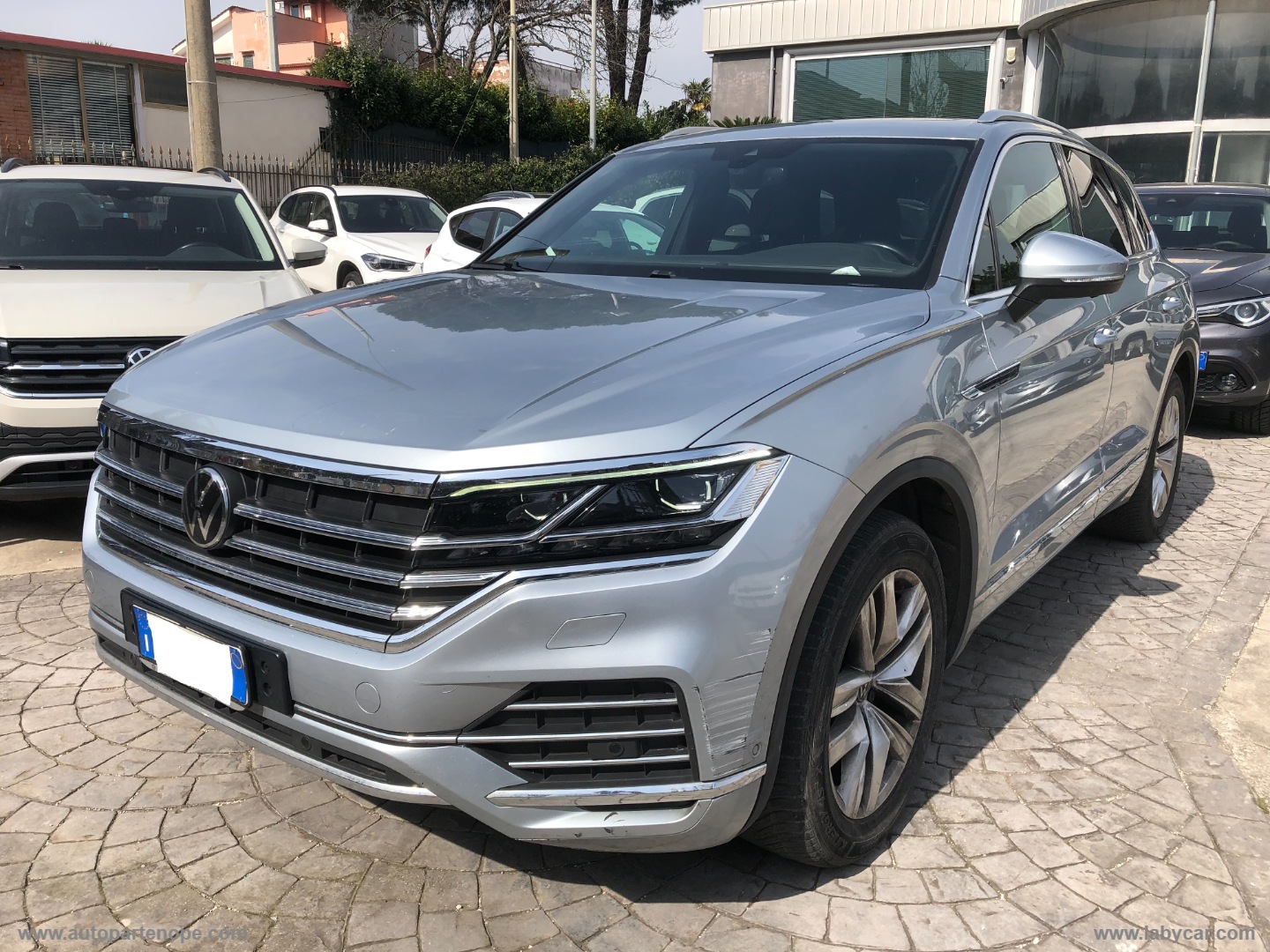 VOLKSWAGEN Touareg
