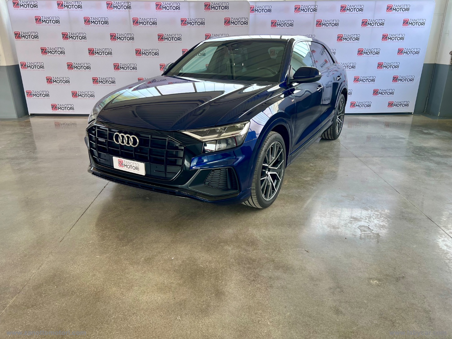 AUDI Q8