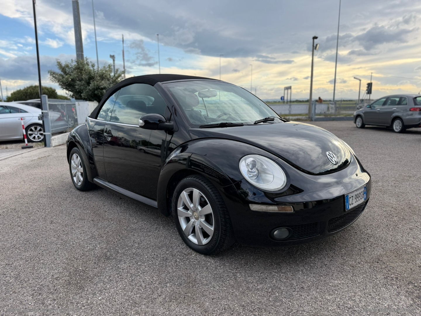 VOLKSWAGEN New Beetle