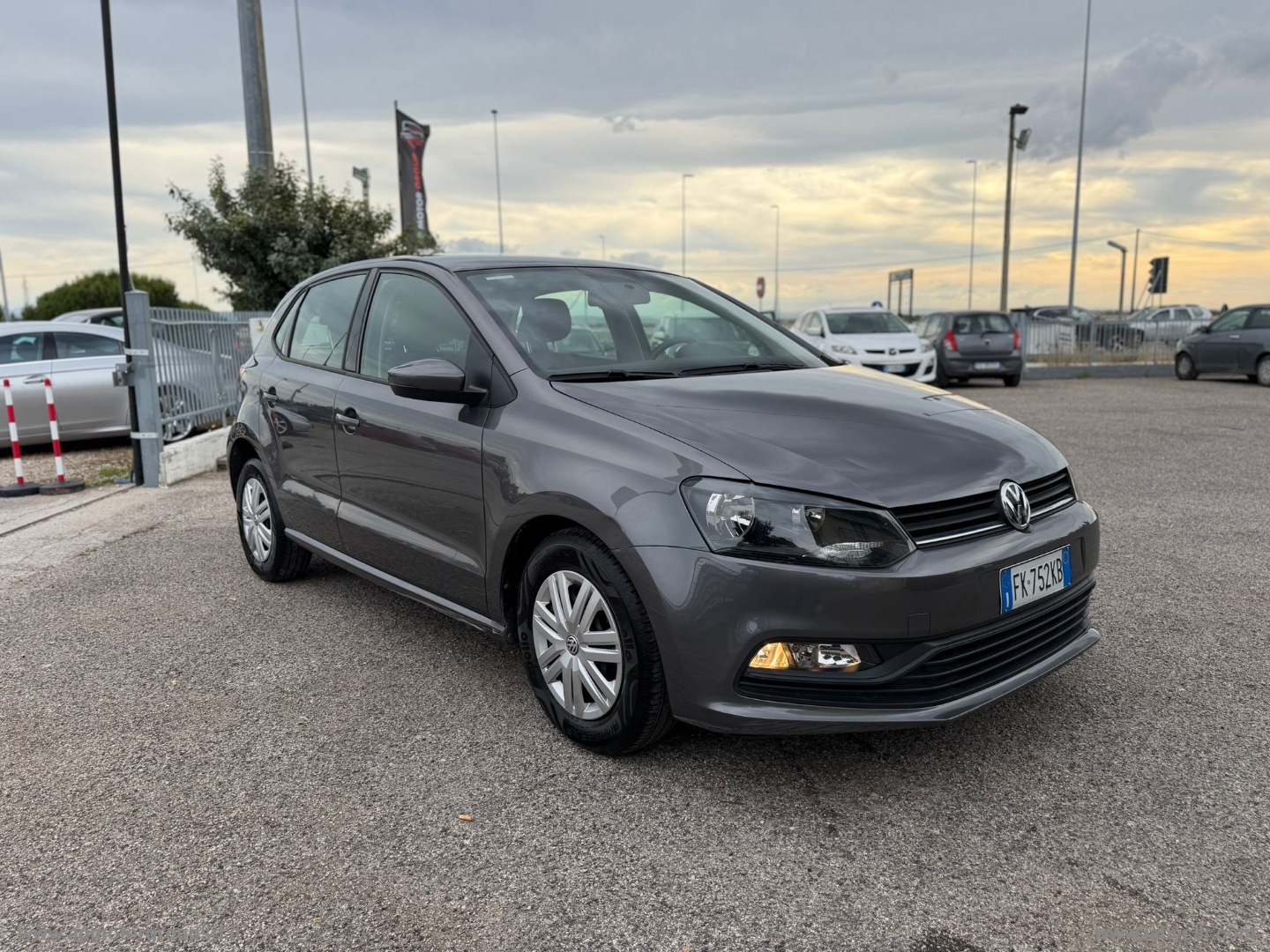 VOLKSWAGEN Polo