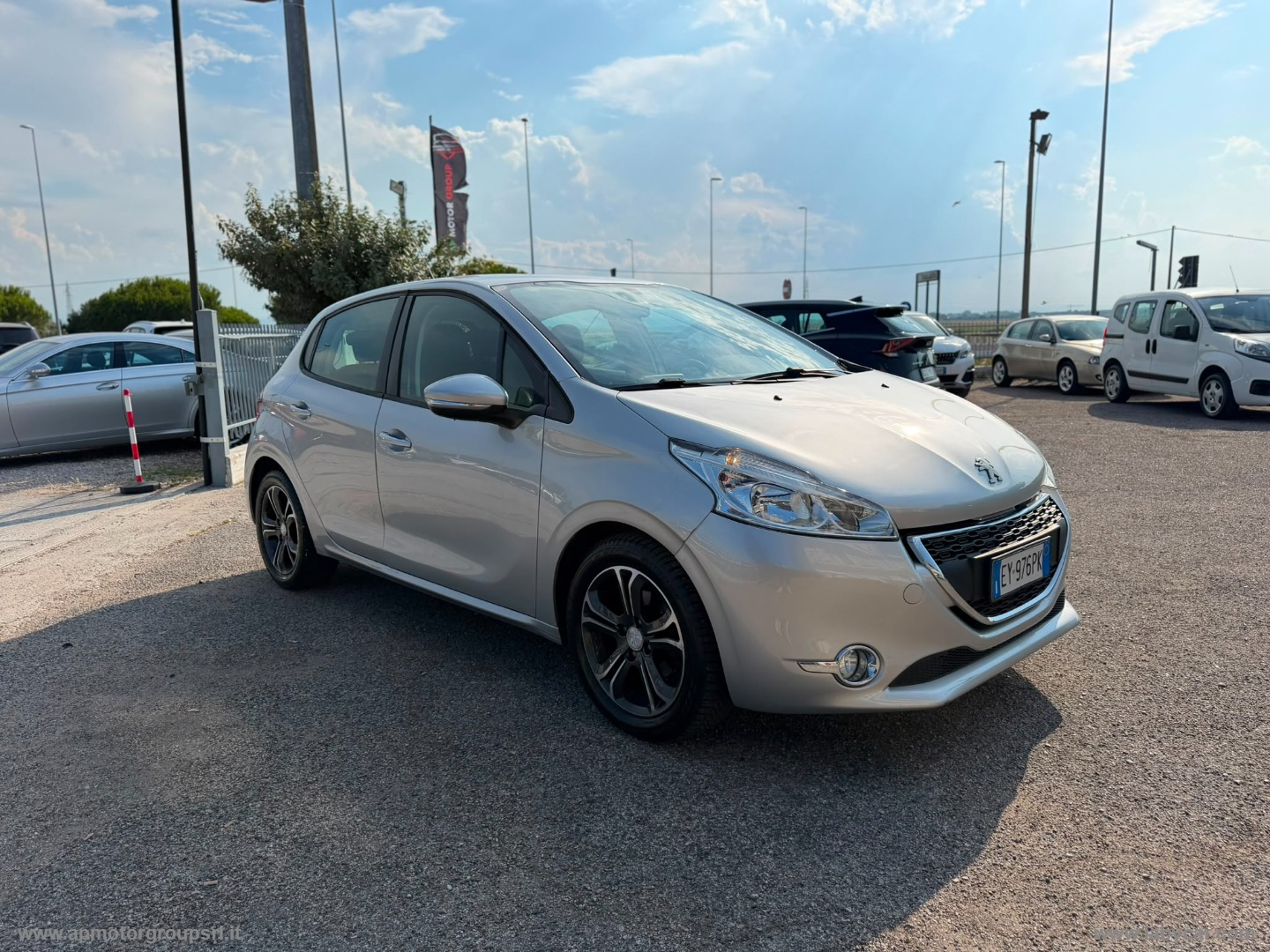 PEUGEOT 208