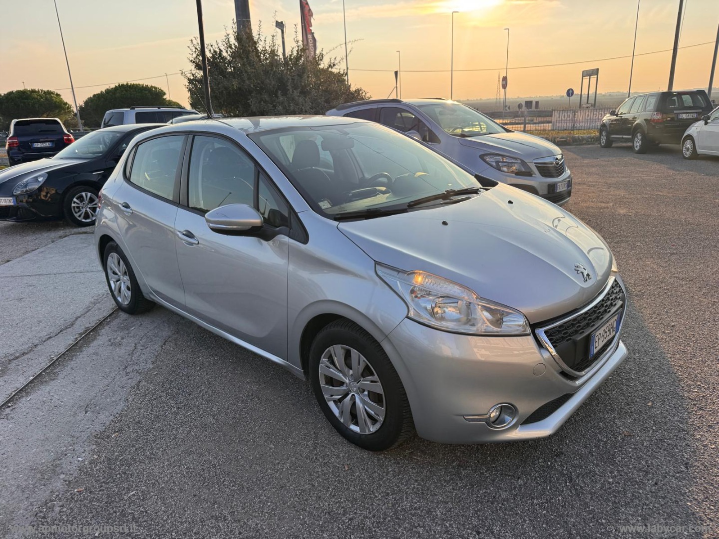 PEUGEOT 208