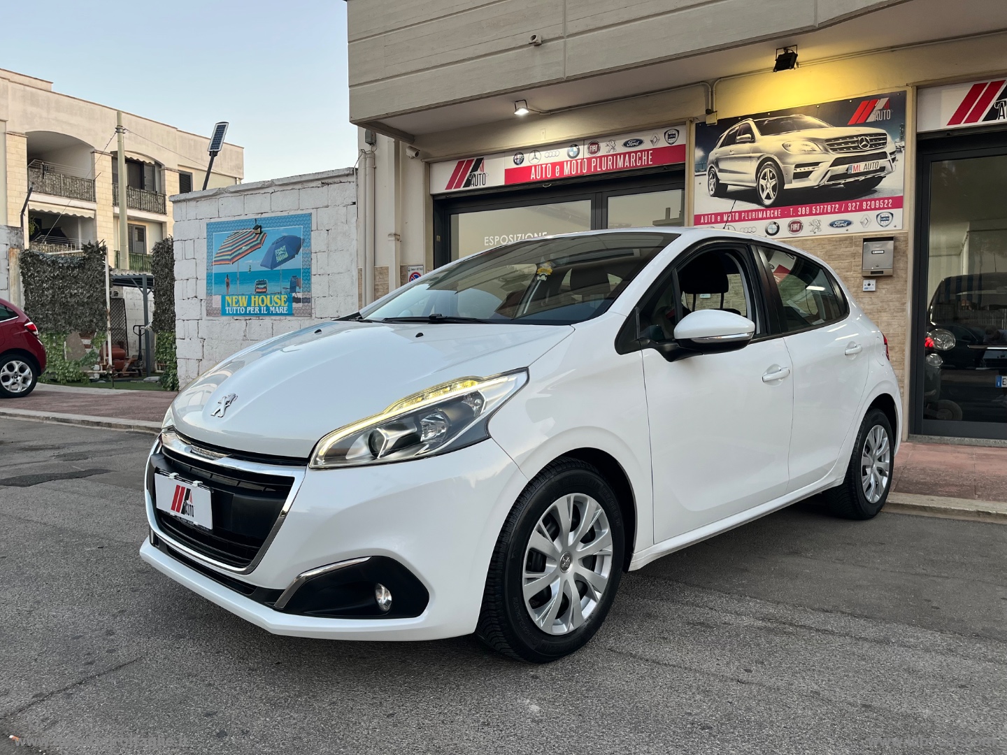 PEUGEOT 208