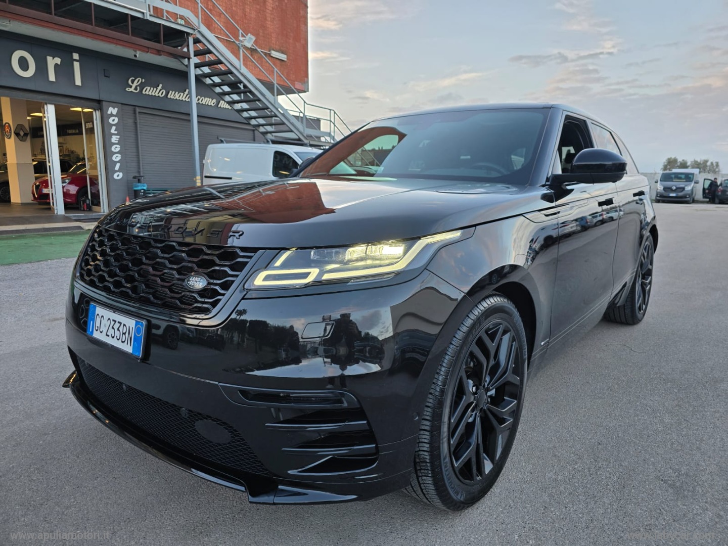 RR Velar 3.0 V6 SD6 300 R-Dynamic HSE                                                        